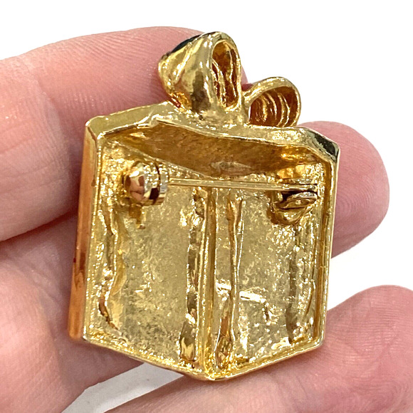 Vintage Christmas holiday brooch festive wrapped gift motif enamel on goldtone - Picture 3 of 6
